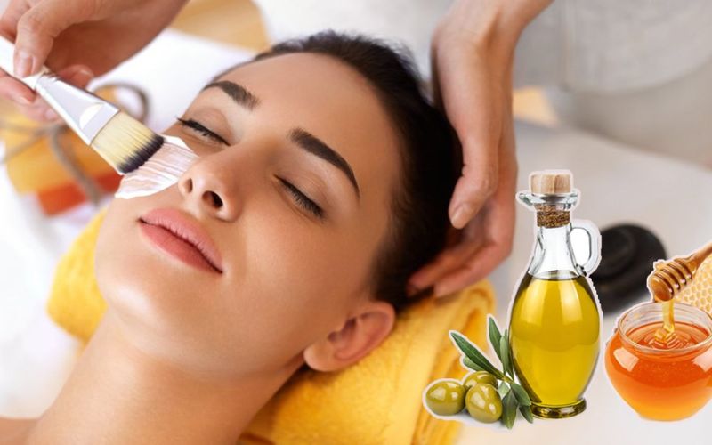 massage mặt với dầu oliu