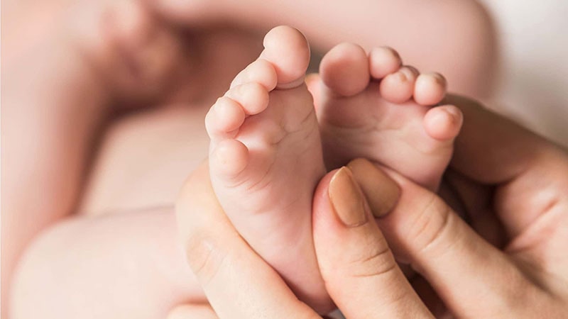 massage chân cho trẻ sơ sinh